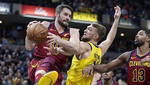Domantas Sabonis ir Kevinas Love'as. &bdquo;Indiana Pacers&ldquo; namie pranoko &bdquo;Cleveland Cavaliers&ldquo; klubą.