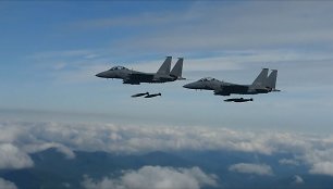 Pietų Korėjos naikintuvai bombardavimo pratybose