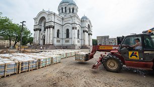 Laisvės alėją pasiekė pirmoji granitinio grindinio siunta