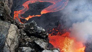 Lavos upės ir kriokliai ugnikalnio papėdėje Konge