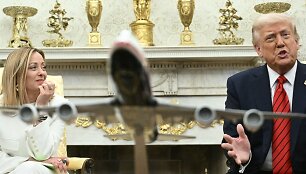G. Meloni ir D. Trumpas Baltuosiuose rūmuose / BRENDAN SMIALOWSKI / AFP