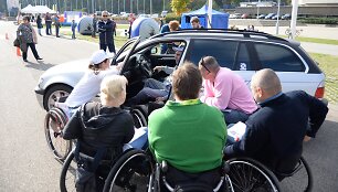 mobilių klubas surengė dar vieną akciją, skirtą neįgaliesiems vairuotojams. Vilniuje pristatytas automobilis, skirtas neįgaliųjų žmonių vairavimo įgūdžiams lavinti