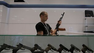 Maskvos oro uoste atidaryta Kala&scaron;nikovo ginklų ir suvenyrų parduotuvė