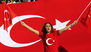 Turkė mojuoja Turkijos nacionalinėmis vėliavomis Ankaroje