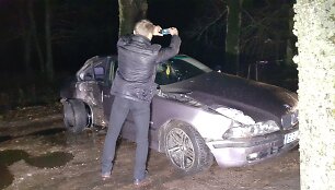 &Scaron;alia Pagėgių į medį trenkėsi BMW