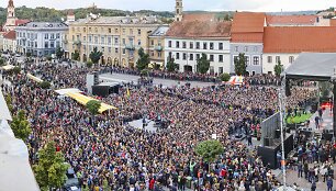 Lietuva audringai sutiko sidabrinę krep&scaron;inio rinktinę
