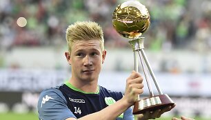 Prie&scaron; mačą Kevinas de Bruyne atsiėmė geriausio Bundeslygos žaidėjo prizą