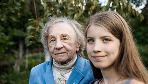 Regina Varnaitė su proanūke Au&scaron;ra, 2018 m.