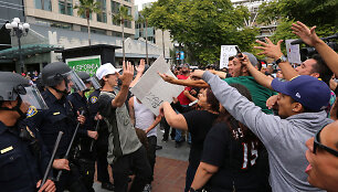 Protestai prie&scaron; Donaldą Trumpą San Diege