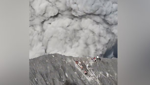 Ant Indonezijos Dukono kalno, po ugnikalnio išsiveržimo strigo turistai