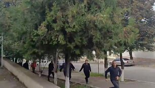 Žmonės bėga, kai Stepanakerte, Kalnų Karabache, pasigirsta &scaron;ūviai ir sprogimai