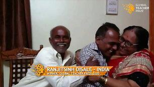 Ranjitsinhas Disale (centre) su savo artimaisiais