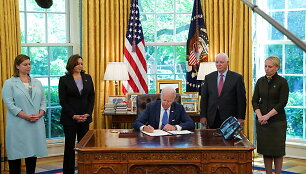 Joe Bidenas pasira&scaron;o lendlizo Ukrainai įstatymą.