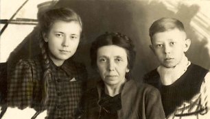 1941 m. tremtinė Elena Laskevičienė su vaikais Birute ir Algirdu. 