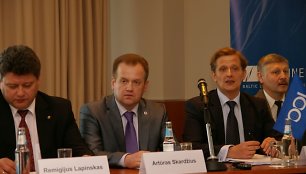 Artūras Skardžius (antras iš kairės) ir advokatas Paulius Koverovas (trečias iš dešinės) 2010 m. kritikavo  Atsinaujinančių išteklių energetikos strategiją