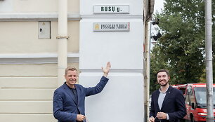 Atidengiama rusi&scaron;ka Rusų gatvės lentelė.