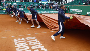 Lietus Monte Karle stabdė teniso turnyro pusfinalį