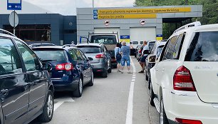 Automobilių eilės prie „Regitros“