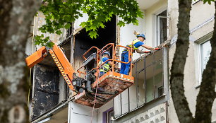 Pradedami Vilniuje Viršuliškėse degusio daugiabučio avarinės būklės pašalinimo darbai