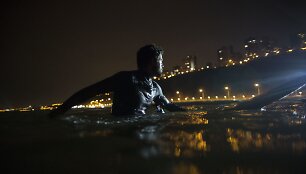 Peru sostinėje banglentininkai mėgaujasi vakariniais pasiplaukiojimais