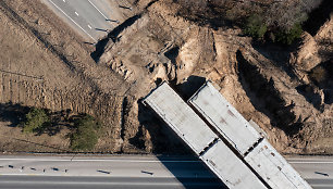 Visiškai sustoję viaduko remonto darbai Trakų plente