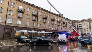 Į namą esantį &scaron;alia Seimo skubėjo ugnegesiai gelbėtojai