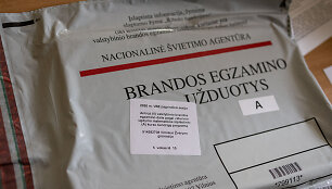 Abiturientai laiko valstybinį matematikos egzaminą