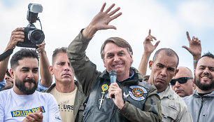 Jairas Bolsonaro (centre)