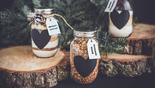 I&scaron; kairės į de&scaron;inę: &scaron;okoladainio ruo&scaron;inys, kalėdinė granola, sausainių ruo&scaron;inys