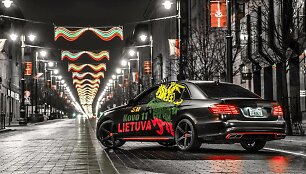 Kovo 11-ąją vilniečius stebino prabangus &bdquo;Mercedes&ldquo; su Vyčiu