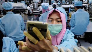 Darbas &bdquo;Oppo&ldquo; telefonų surinkimo linijoje Indonezijoje
