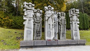 Vilniaus Antakalnio kapinėse apipaišytas paminklas sovietų kariams