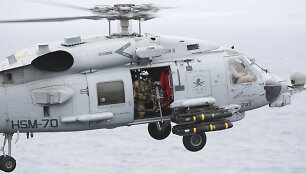 Sraigtasparnis &bdquo;MH-60&ldquo; leidžiasi ant JAV lėktuvne&scaron;io &bdquo;USS George H.W. Bush&ldquo;