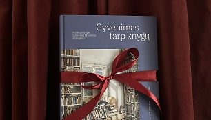 Knygos „Gyvenimas tarp knygų“ viršelis