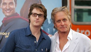 Michaelas Douglasas su sūnumi Cameronu (2009 m.)