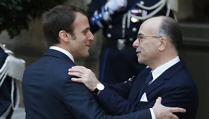 Emmanuelis Macronas ir Bernard'as Cazeneuve'as