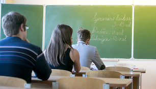 Abiturientai laiko privalomąjį lietuvių kalbos ir literatūros egzaminą