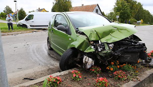 Krekenavoje „Stop“ ženklo nepamatęs vengras sukėlė avariją – sužeisti du žmonės