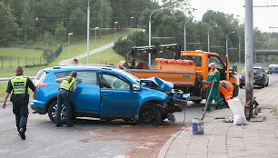 Laisvės prospekte automobilis rėžėsi į ap&scaron;vietimo stulpą
