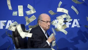 FIFA prezidentas Seppas Blatteris posėdžio metu komikui į jį metus šūsnį pinigų