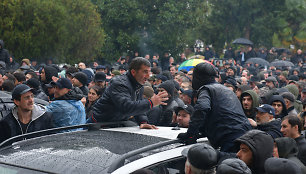 Separatistinėje Abchazijoje protestuotojai šturmuoja valdžios įstaigas