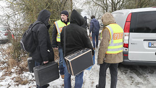 Tyrėjai prie pastato, kuriame buvo rasti negyvi paaugliai.