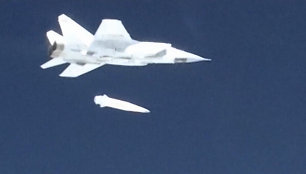 Rusijos naikintuvas MiG-31 paleidžia viršgarsinę raketą „Kinžal“