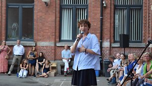 Saulė dainuoja mokyklos kieme diplomų įteikimo metu