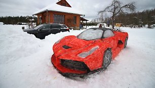 Iš sniego nulipdytas „Ferrari LaFerrari“