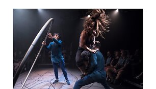 &Scaron;iuolaikinio cirko festivalis &bdquo;Cirkuliacija&ldquo; Kaune. Barely Methodical Troupe &bdquo;SHIFT&ldquo;