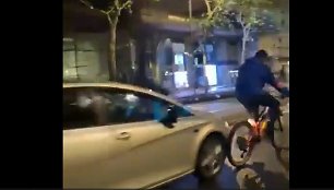 Nufilmuota, kaip Madride automobilis rėžėsi į dviratininkų grupę