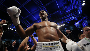 Anthony Joshua kovoje dėl bokso sunkiasvorių titulo palaužė ukrainietį V.Klyčko. 