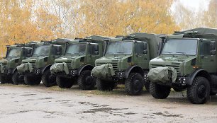 Lietuvos kariuomenei perduoti dar 42 nauji vokiški sunkvežimiai „Unimog“