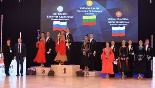 V. Lacitis ir V. Golodneva ant nugalėtojų pakylos.